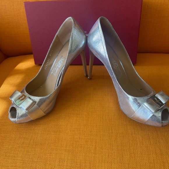 SALVATORE FERRAGAMO HEELS - Picture 7 of 10